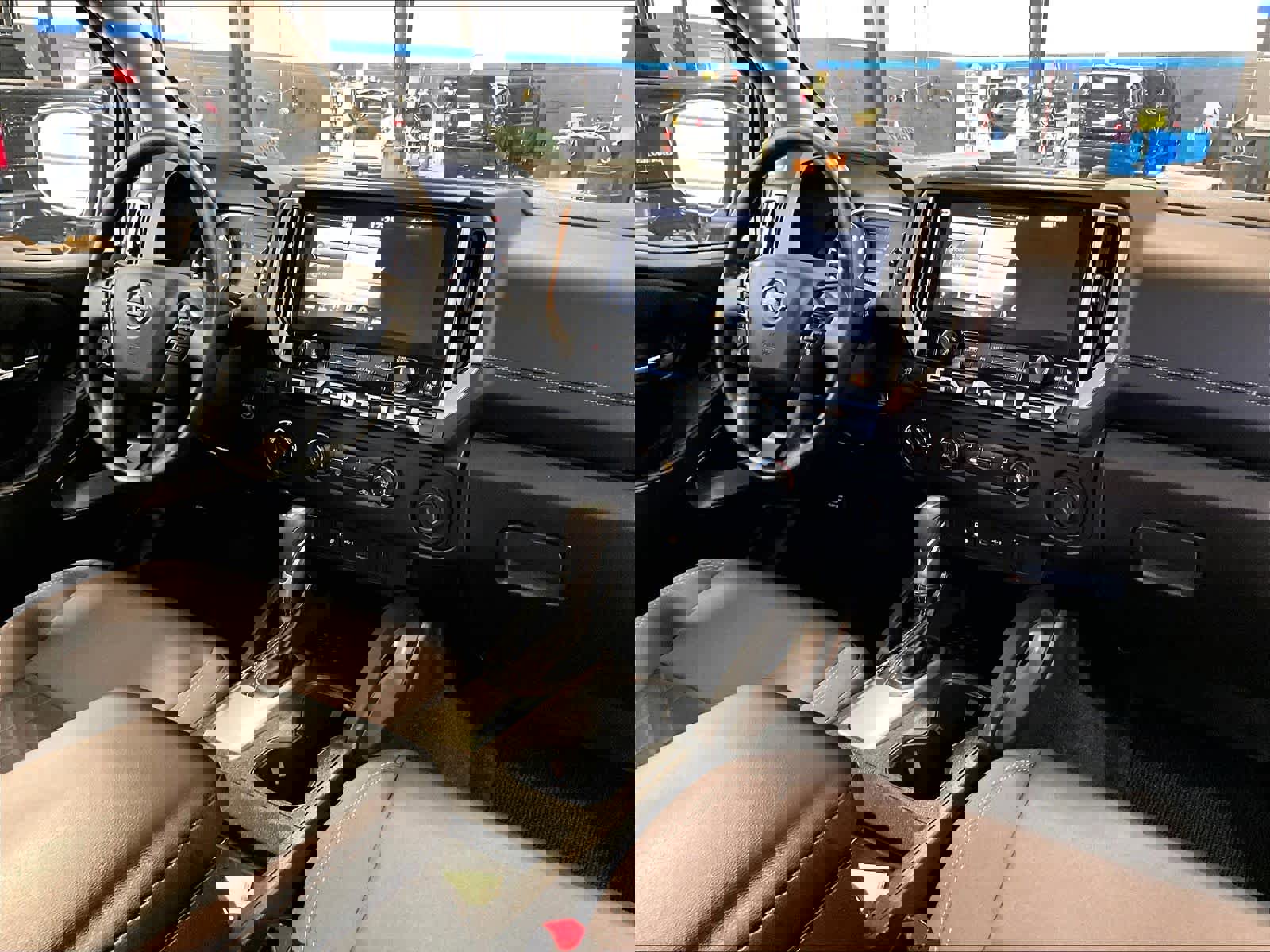 Used 2025 Nissan Frontier SV image 14