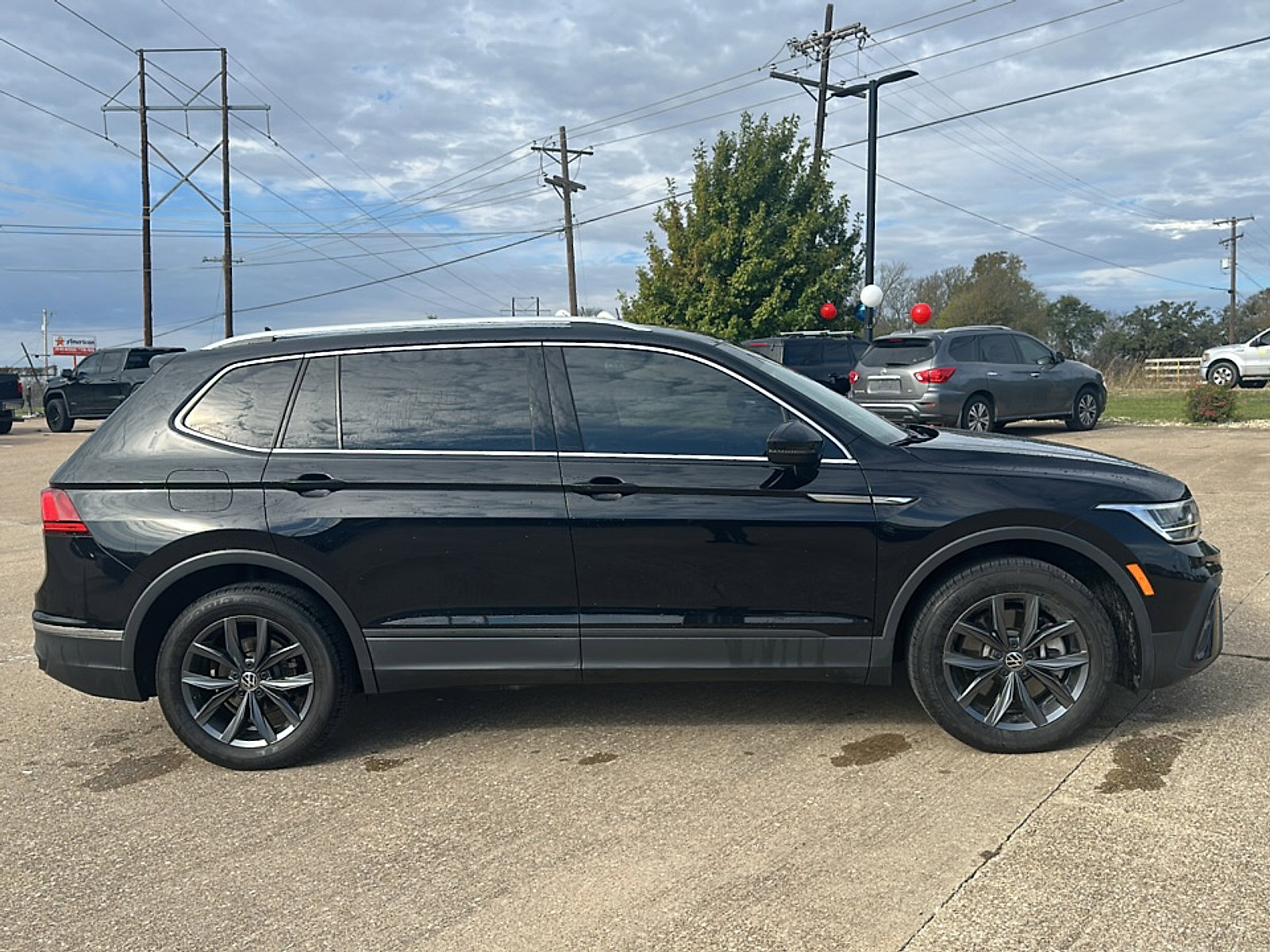 Used 2023 Volkswagen Tiguan SE w/ Panoramic Sunroof Package image 4