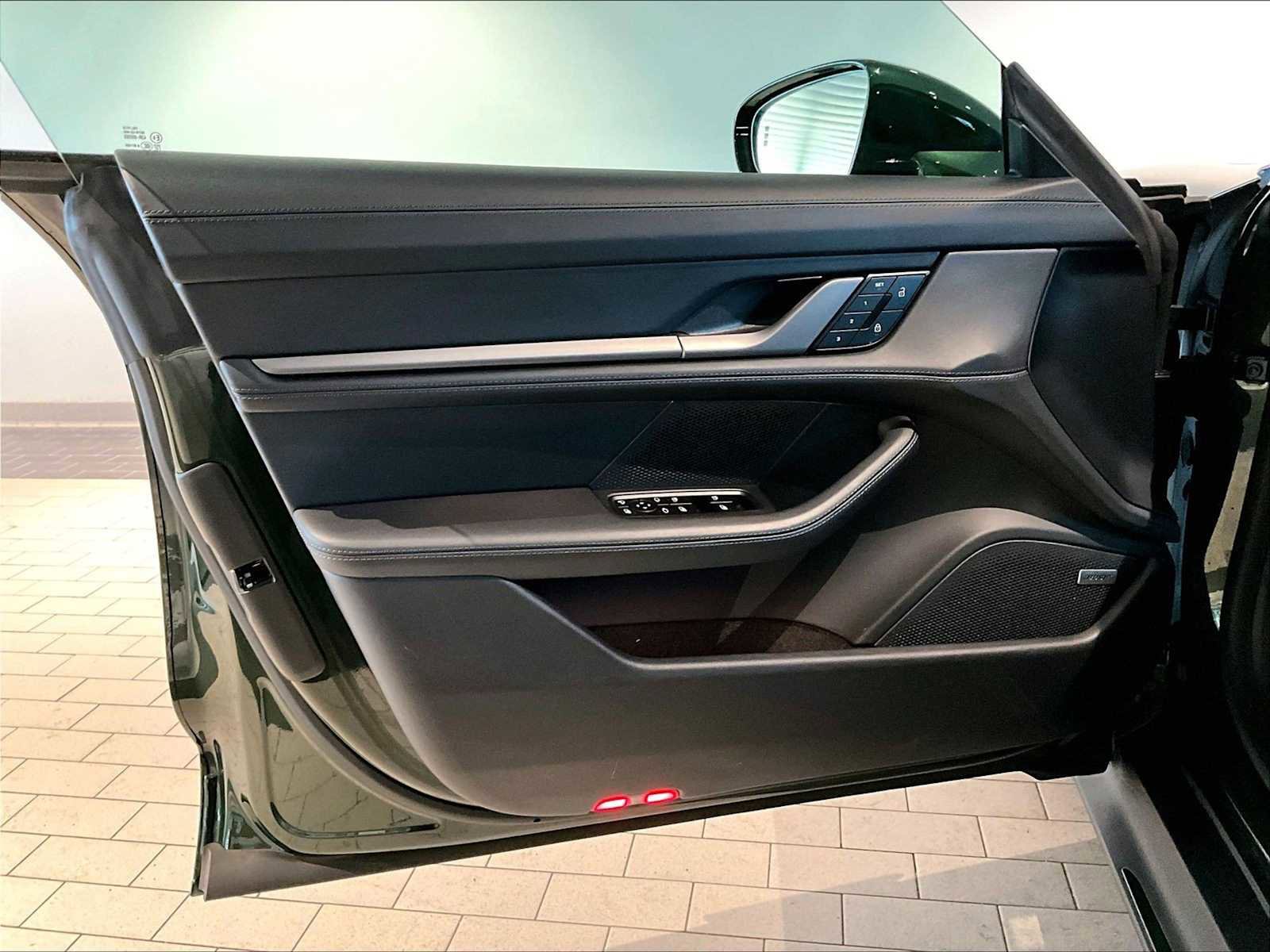 Used 2025 Porsche Taycan image 26