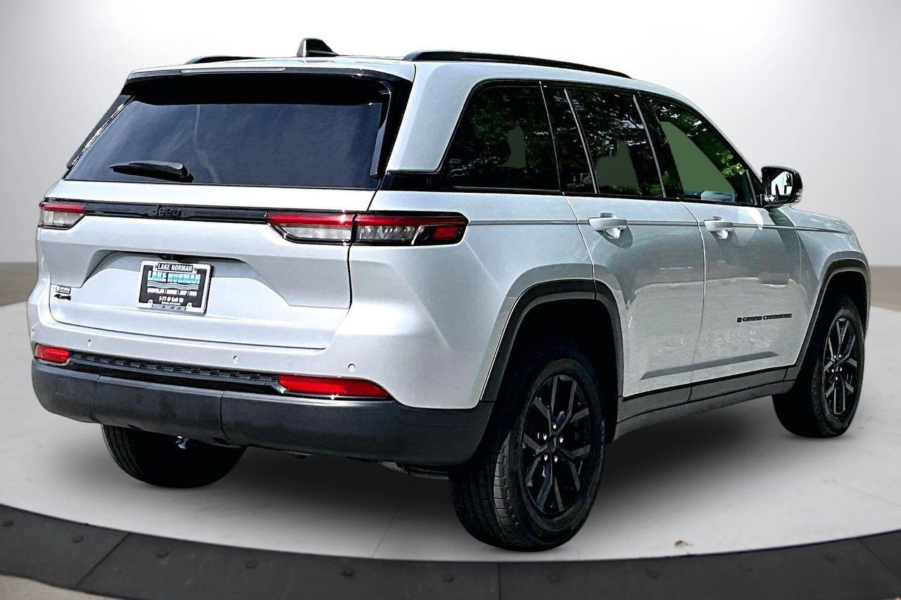 Certified 2024 Jeep Grand Cherokee Altitude AWD/4WD image 9