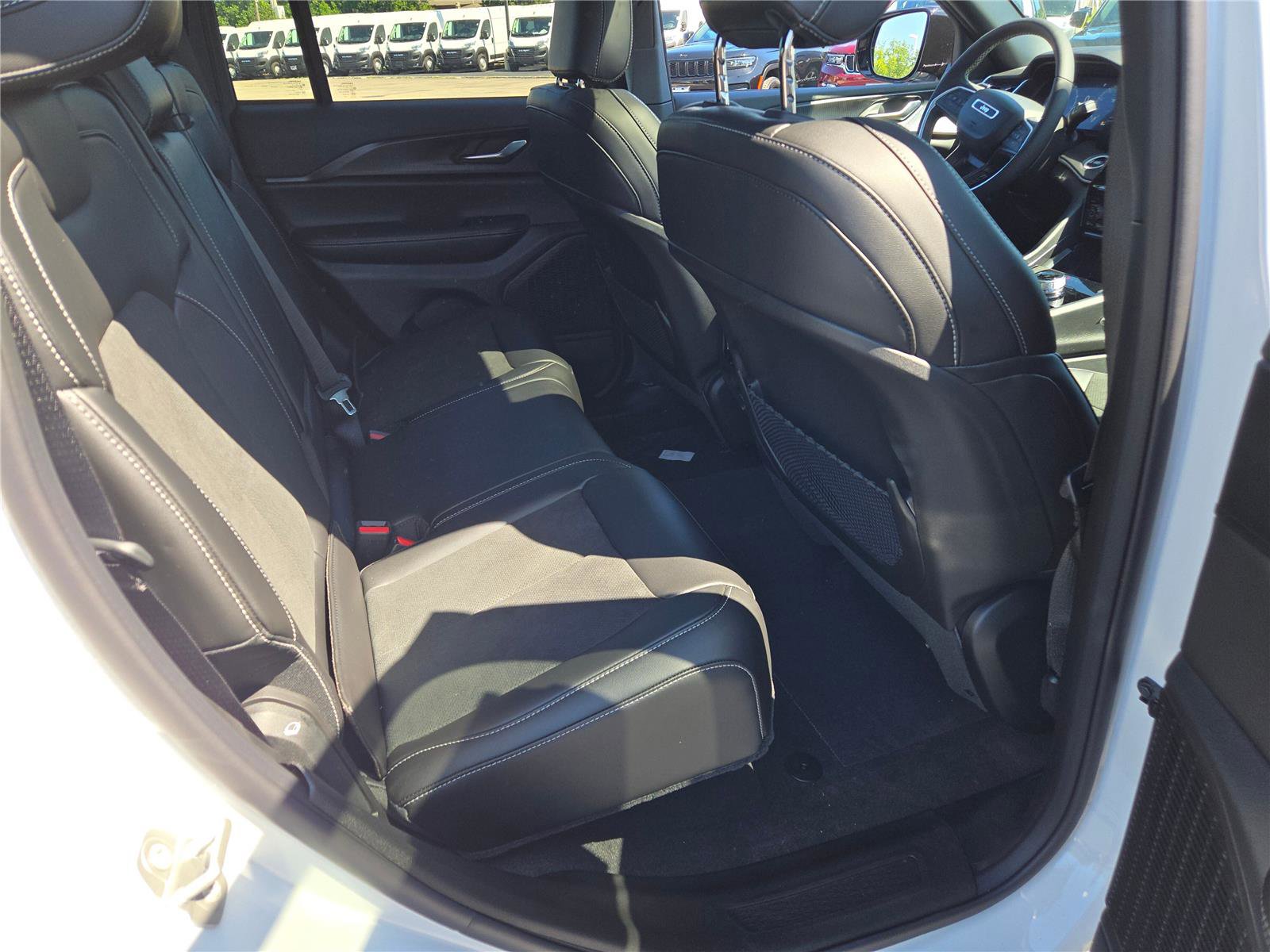 New 2025 Jeep Grand Cherokee Altitude image 11