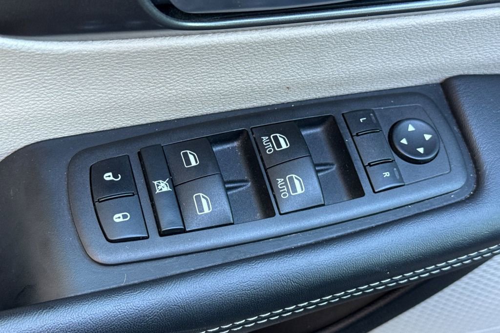 Used 2023 Chrysler Pacifica Touring-L image 18