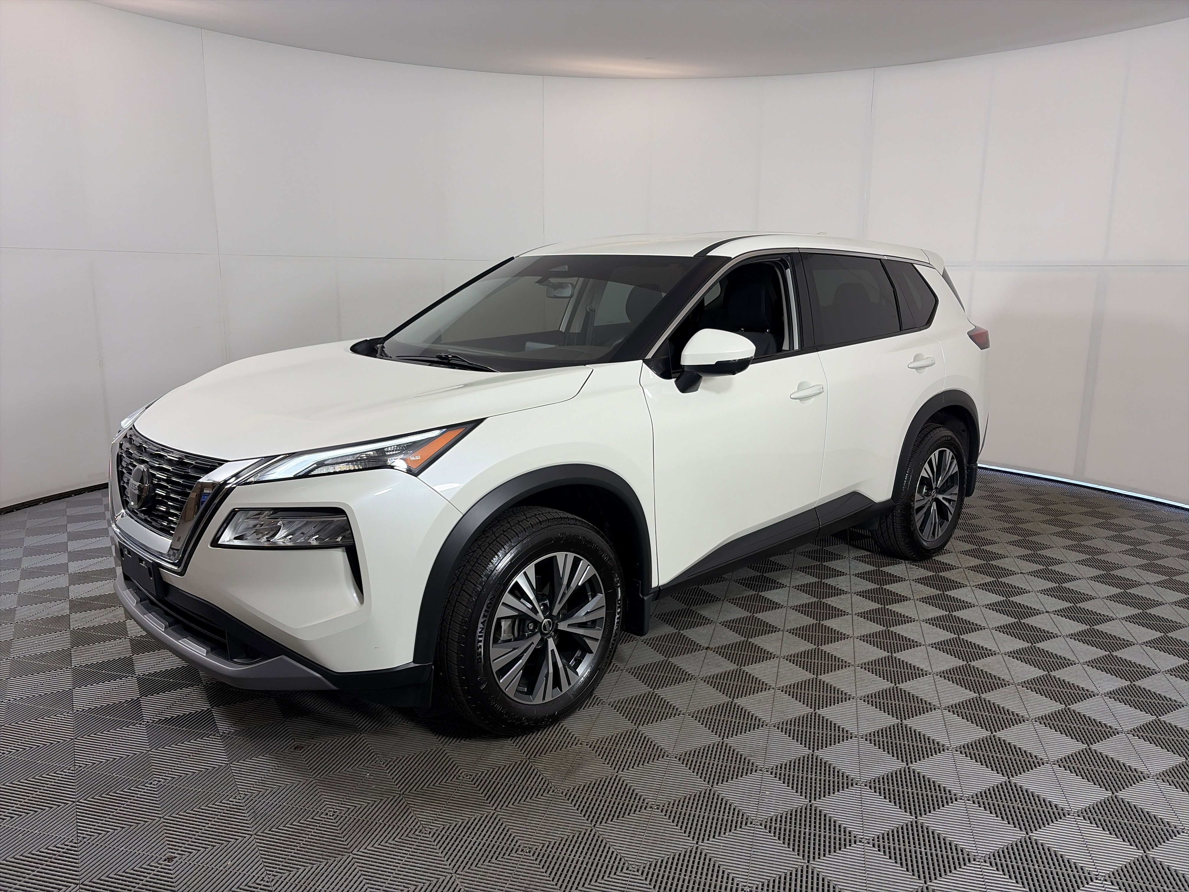 Used 2021 Nissan Rogue SV image 2