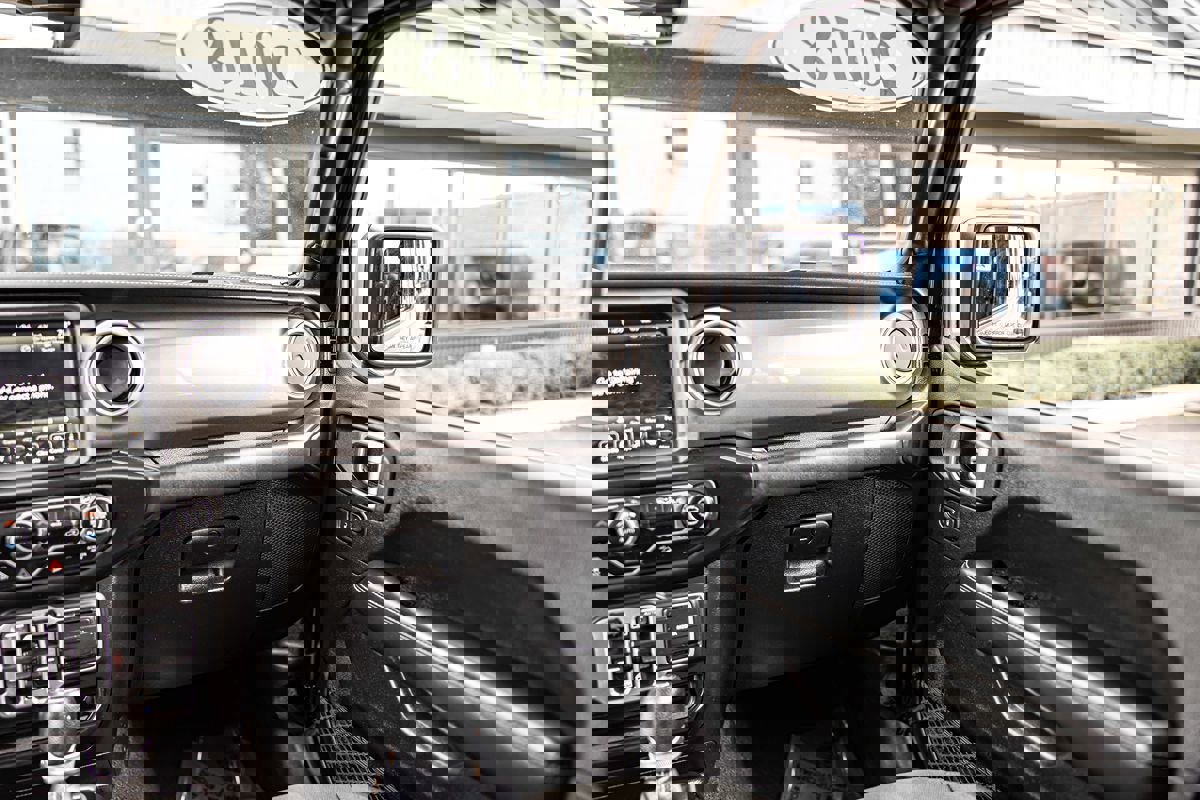 Used 2018 Jeep Wrangler Unlimited Sahara image 37