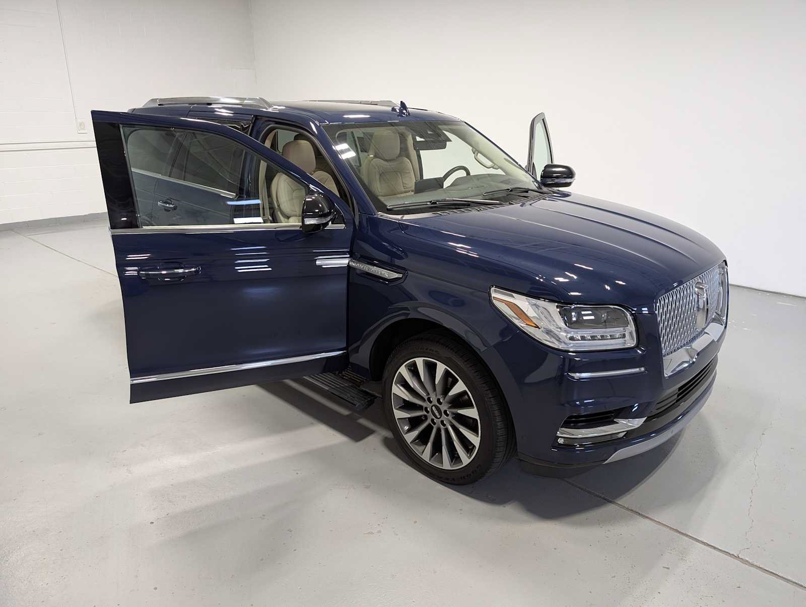 Used 2020 Lincoln Navigator Reserve w/ Luxury Package AWD/4WD image 17