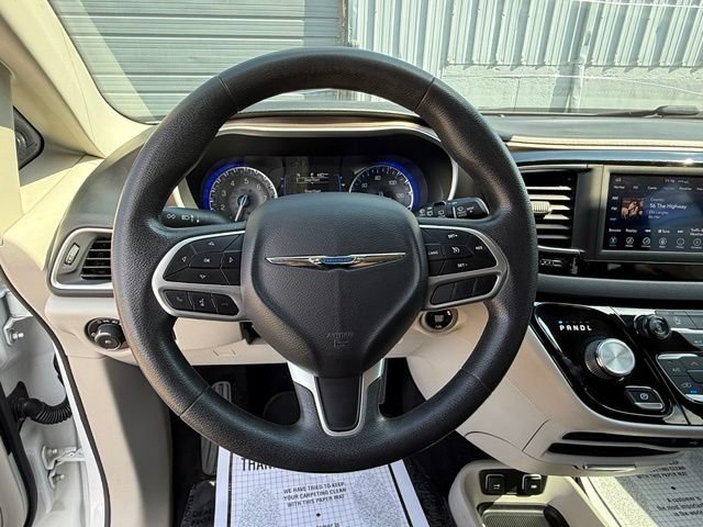 Used 2018 Chrysler Pacifica Touring Plus w/ Tire & Wheel Group FWD image 17