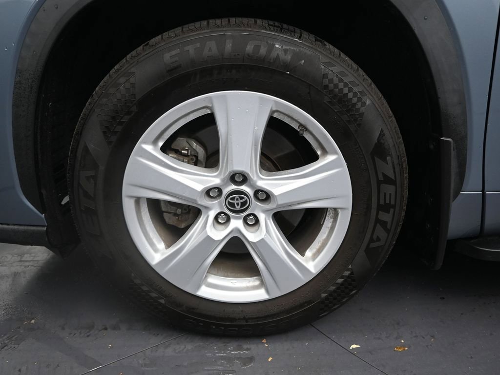 Used 2022 Toyota Highlander LE image 9