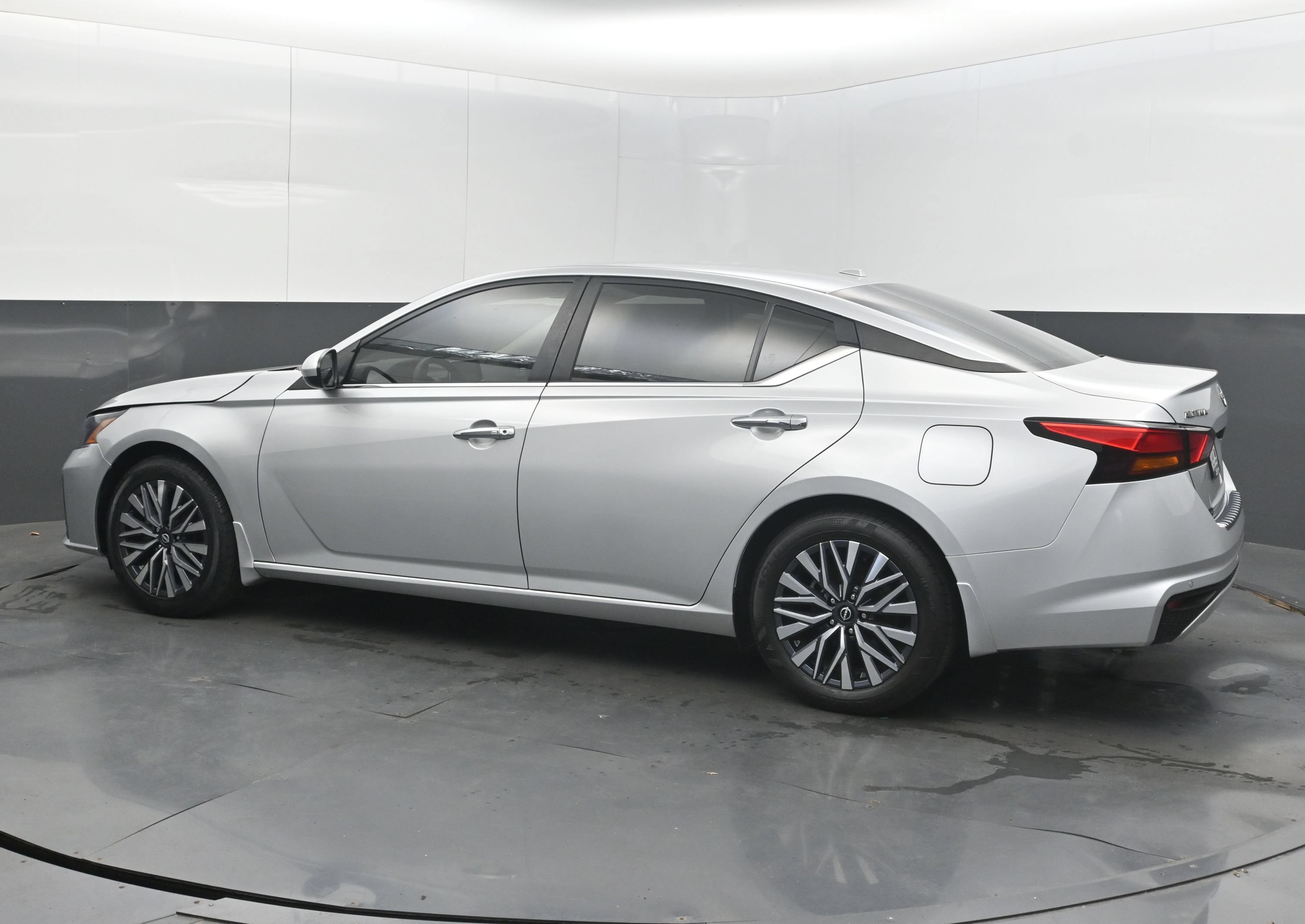 Used 2023 Nissan Altima 2.5 SV FWD image 7
