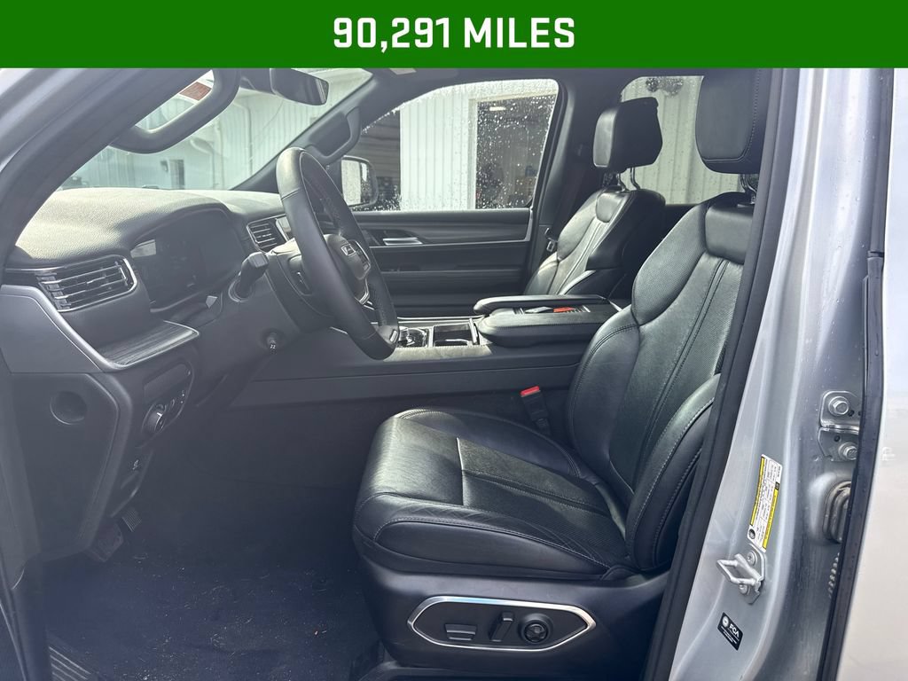 Used 2024 Jeep Wagoneer L Series II w/ Flexible Seating Group AWD/4WD image 4