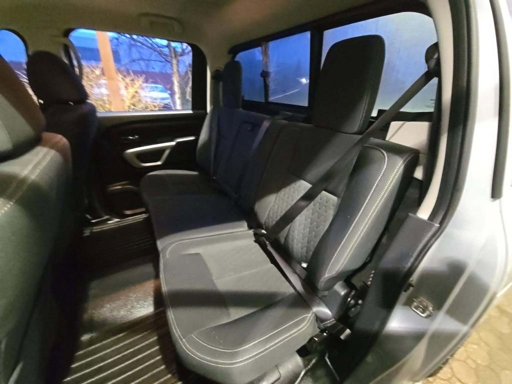 Used 2018 Nissan Titan SV image 4