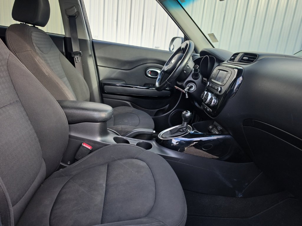 Used 2015 Kia Soul ! FWD image 23