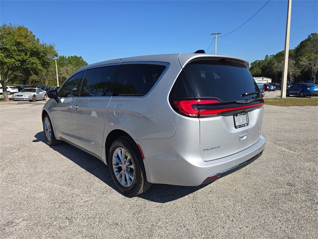 New 2026 Chrysler Pacifica Select image 4