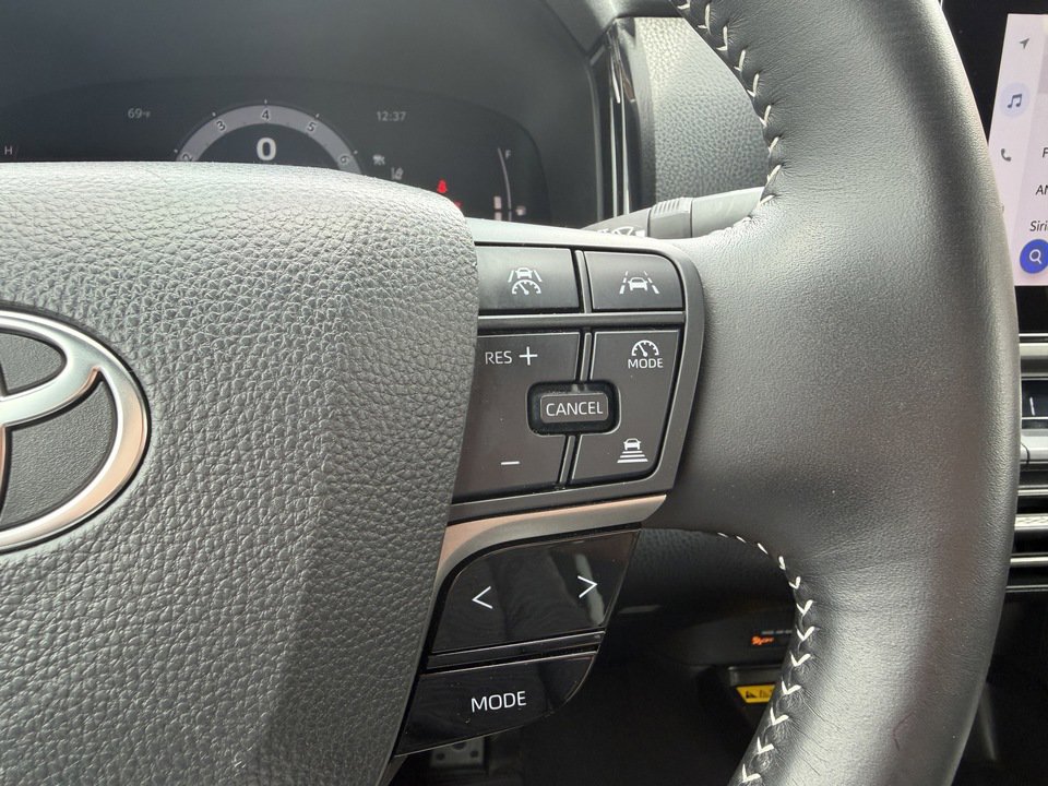 Used 2025 Toyota Camry SE AWD/4WD image 19