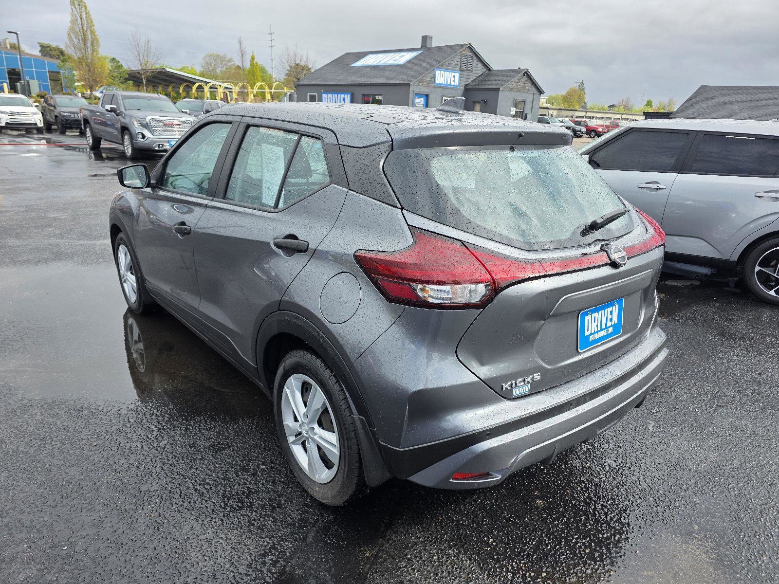 Used 2022 Nissan Kicks S image 4
