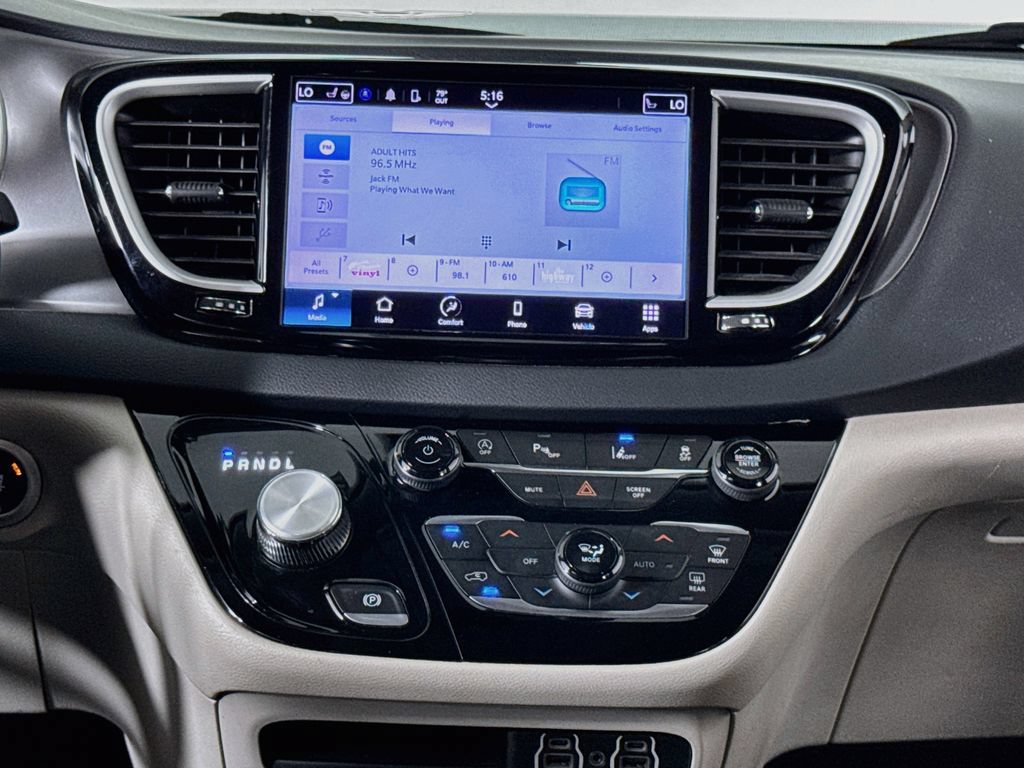 Used 2023 Chrysler Pacifica Touring-L FWD image 13