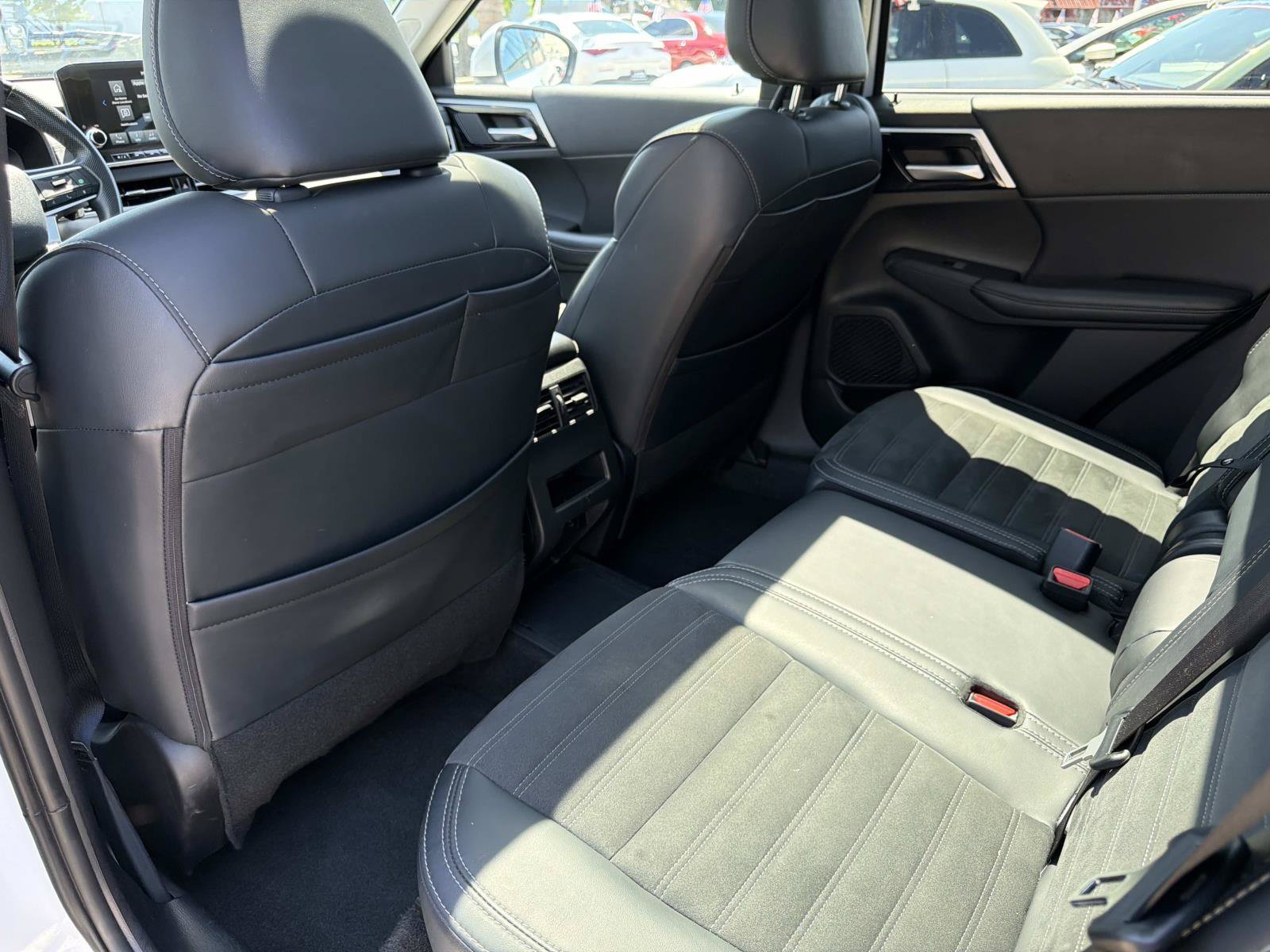 Used 2024 Mitsubishi Outlander 4WD Plug-In Hybrid image 10
