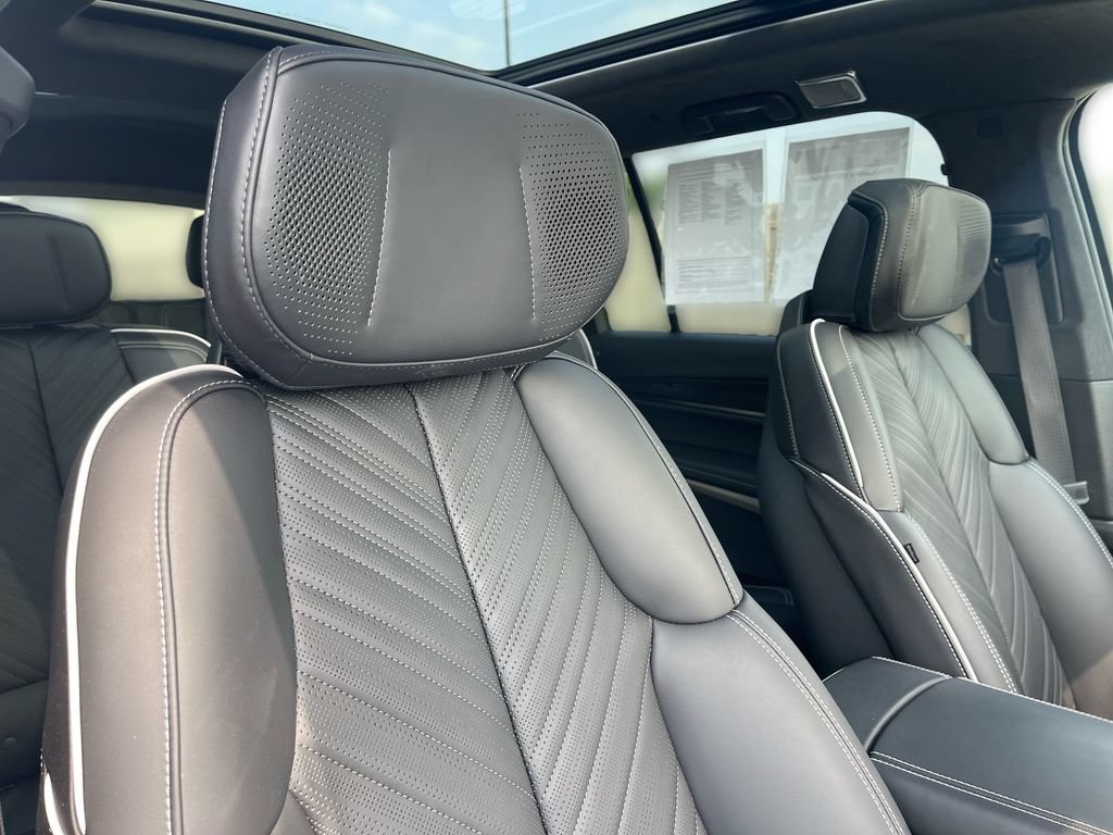 Certified 2026 Cadillac Vistiq Luxury w/ LPO, Floor Liner Package AWD/4WD image 43