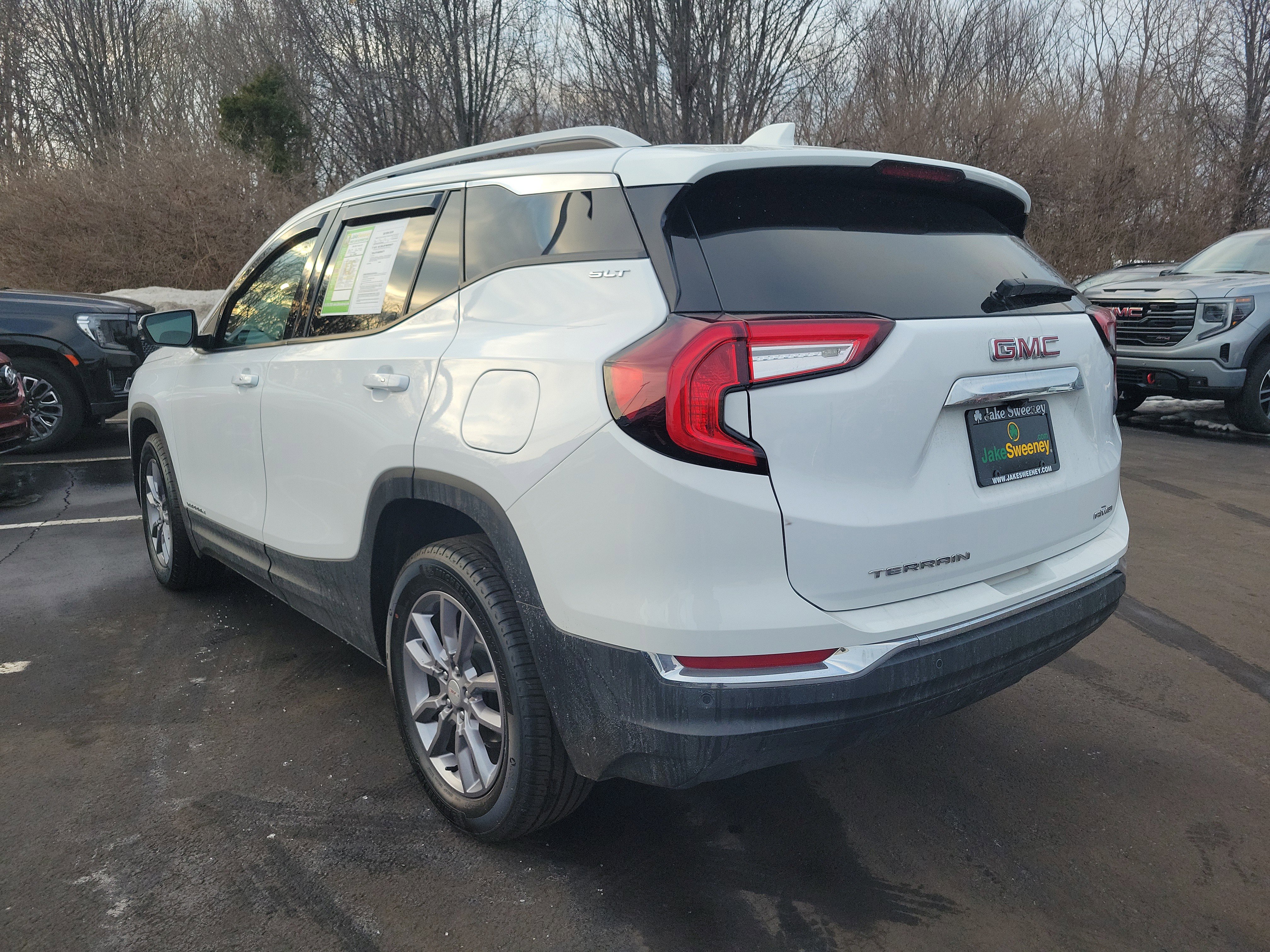 Used 2024 GMC Terrain SLT w/ Infotainment Package II image 3