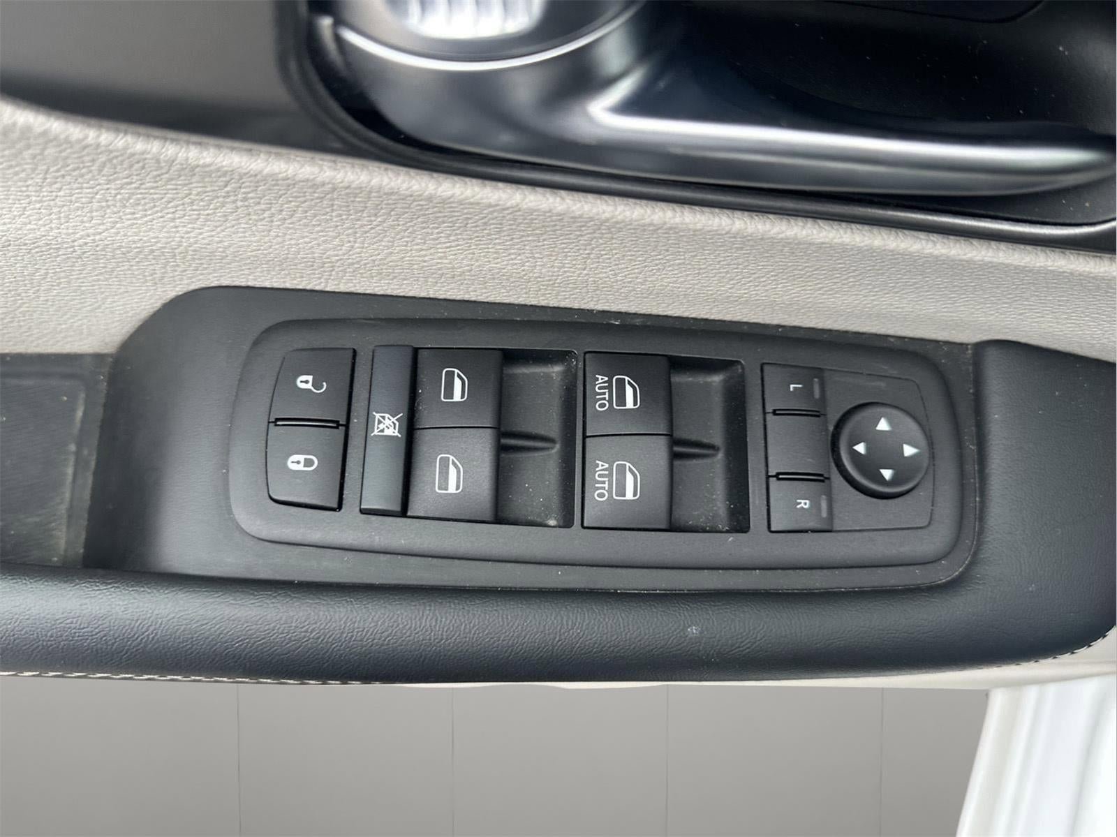Used 2024 Chrysler Pacifica Select FWD image 17