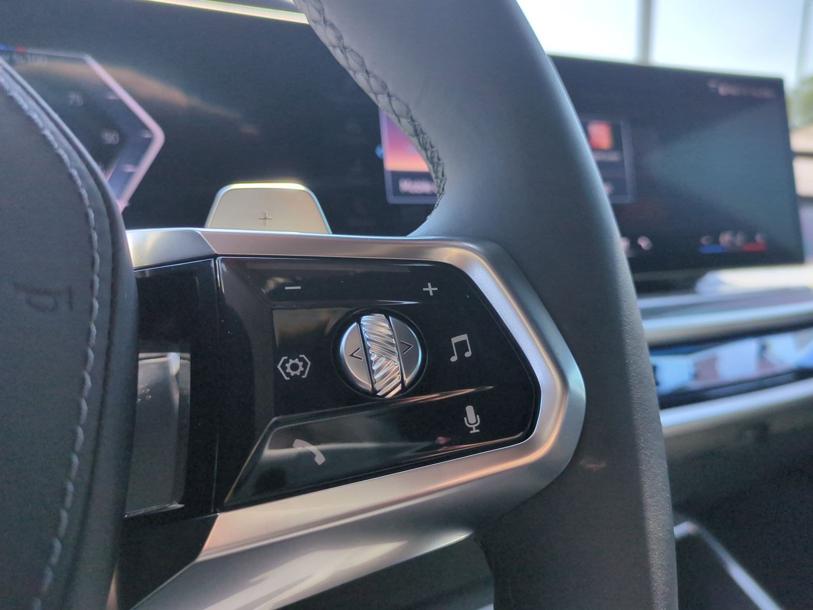 Certified 2025 BMW 760i xDrive w/ Luxury Rear Seating Package AWD/4WD image 19