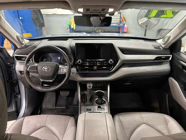 Used 2021 Toyota Highlander Platinum image 12