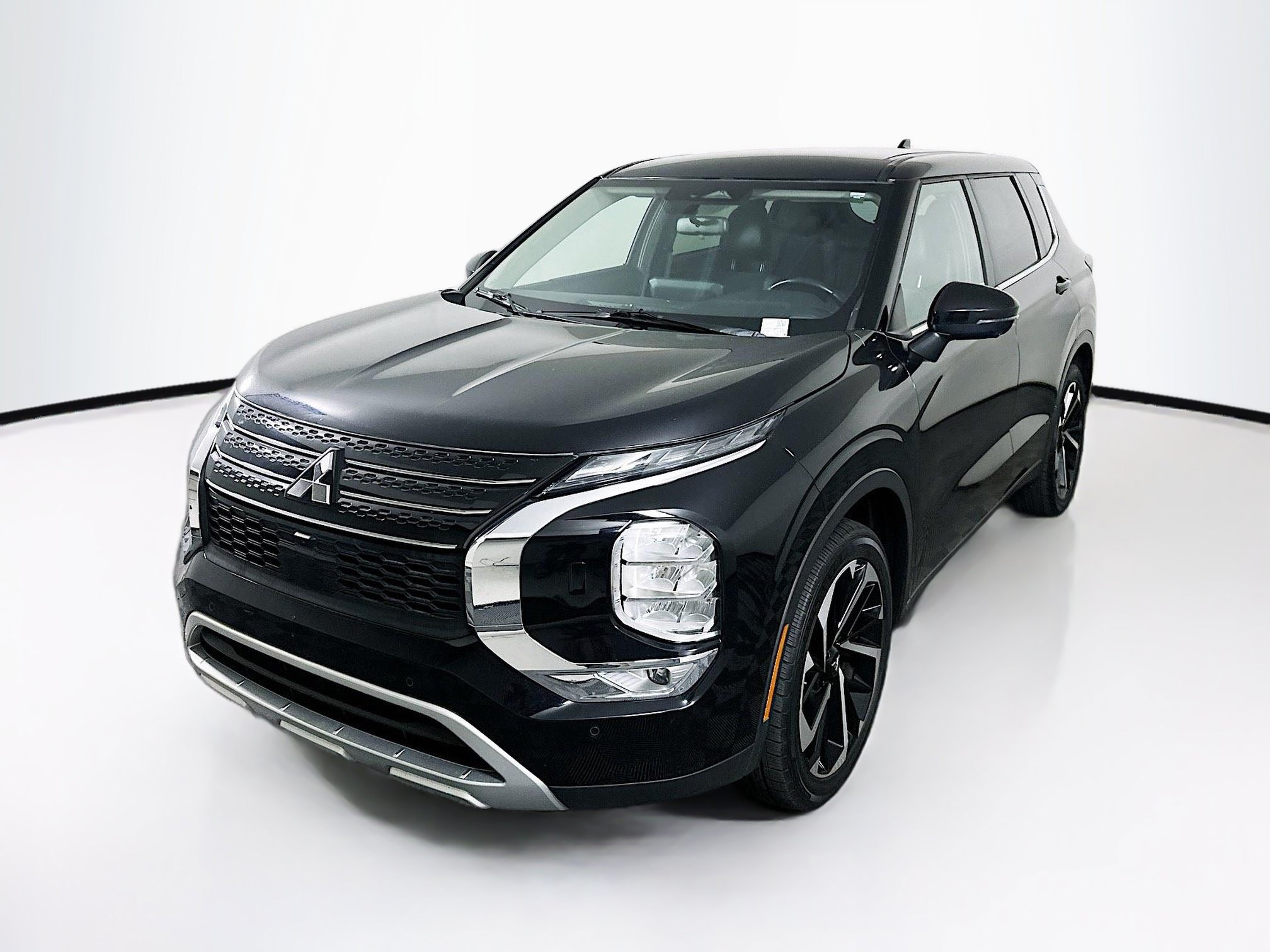 Used 2024 Mitsubishi Outlander SE AWD/4WD image 3