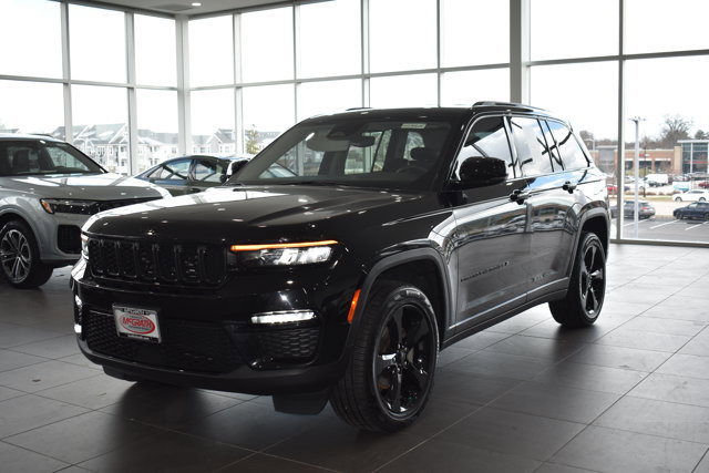 Used 2023 Jeep Grand Cherokee Limited w/ Black Appearance Package AWD/4WD image 6