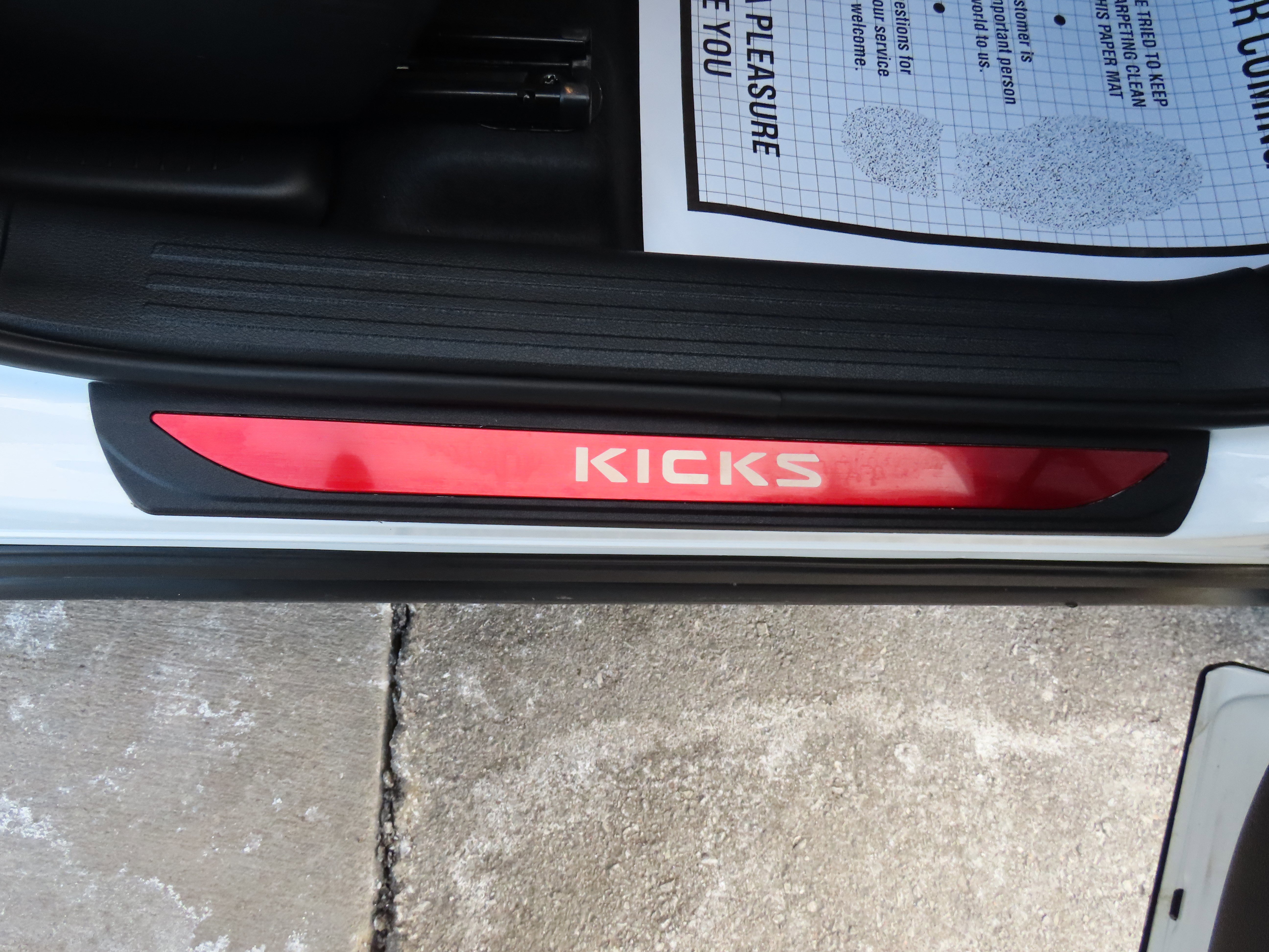 Used 2025 Nissan Kicks SR w/ SR Premium Package image 10