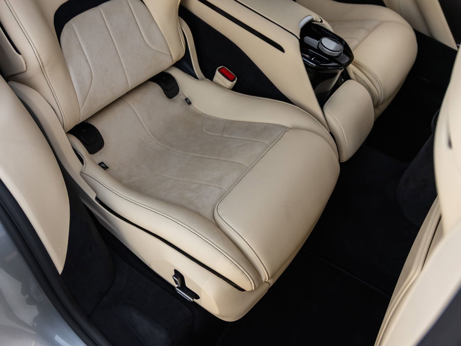 Used 2025 Ferrari Purosangue AWD/4WD image 45