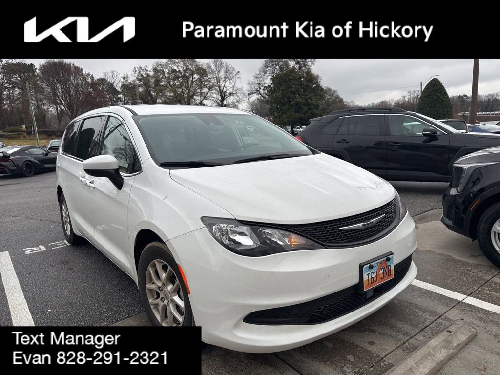 Used 2023 Chrysler Voyager LX image 3