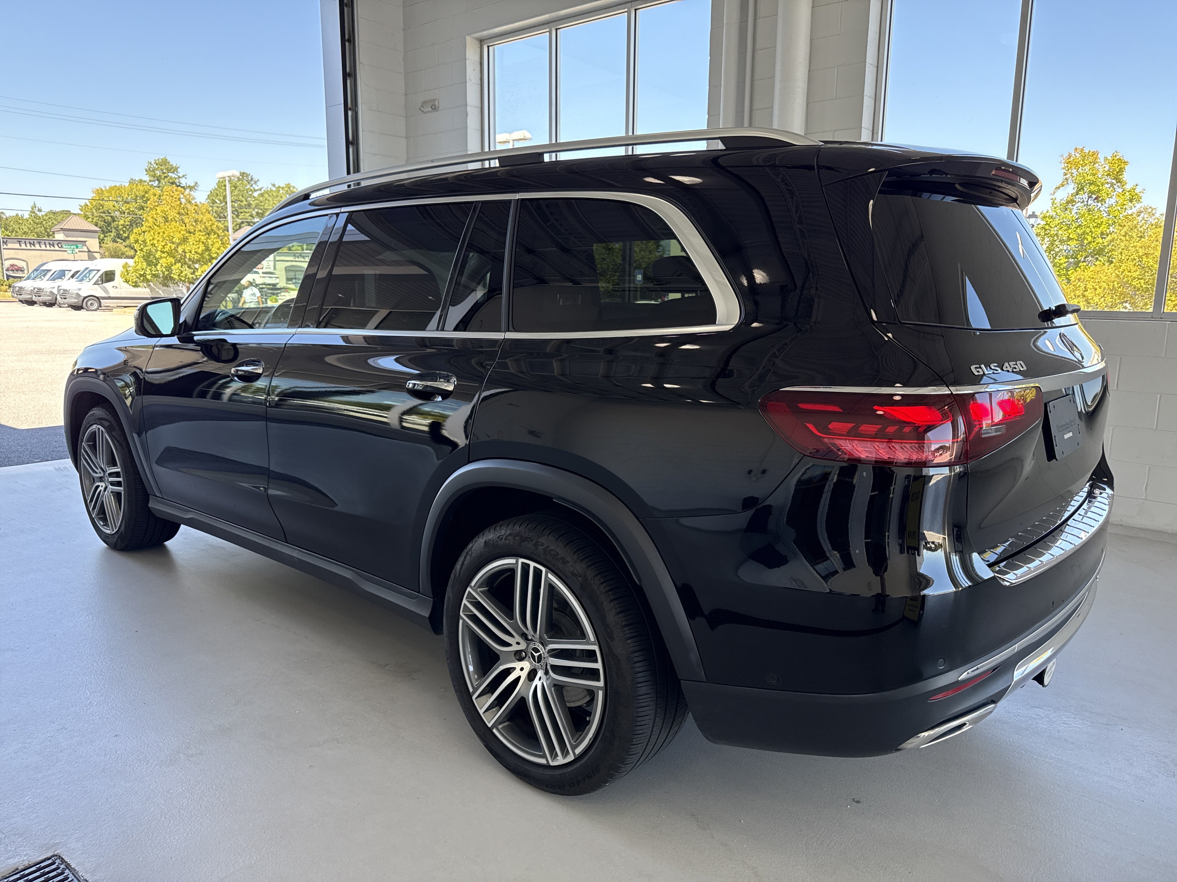 Used 2024 Mercedes-Benz GLS 450 4MATIC image 3