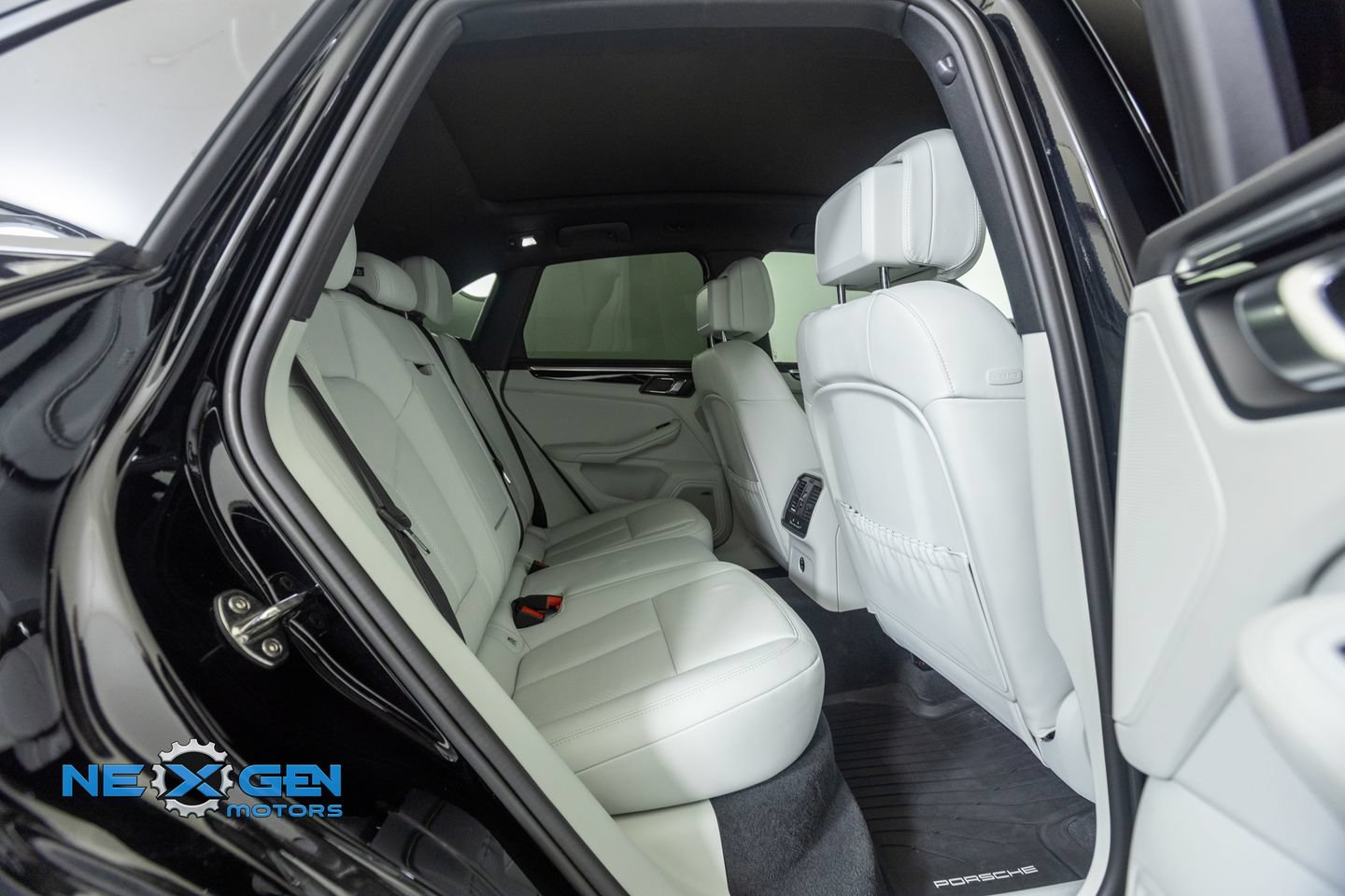 Used 2024 Porsche Macan AWD/4WD image 40