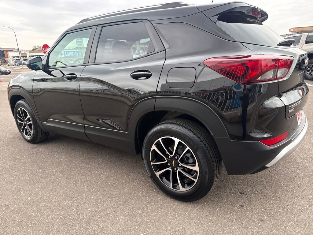 Used 2025 Chevrolet TrailBlazer LT w/ Driver Confidence Package image 3