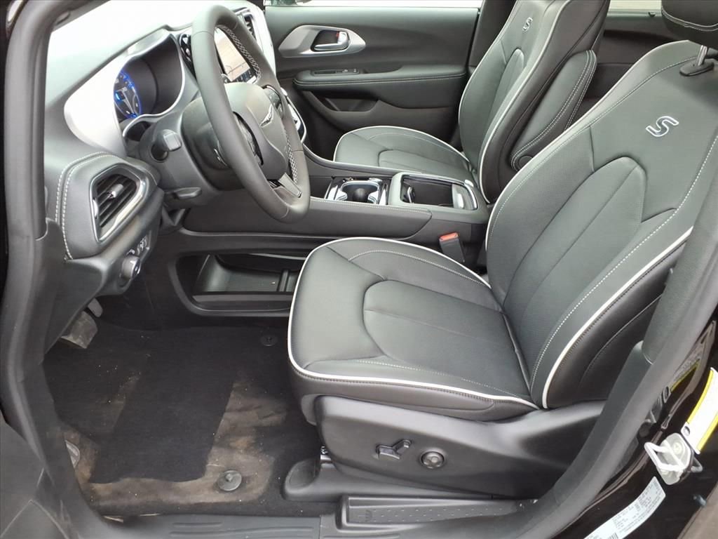 New 2026 Chrysler Pacifica Limited image 11