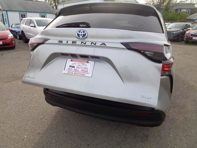 Used 2025 Toyota Sienna XLE w/ XLE Plus Package image 18