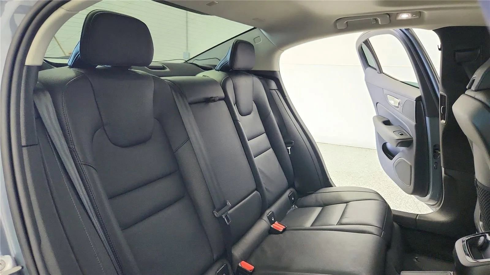 Used 2023 Volvo S60 T8 Plus image 37