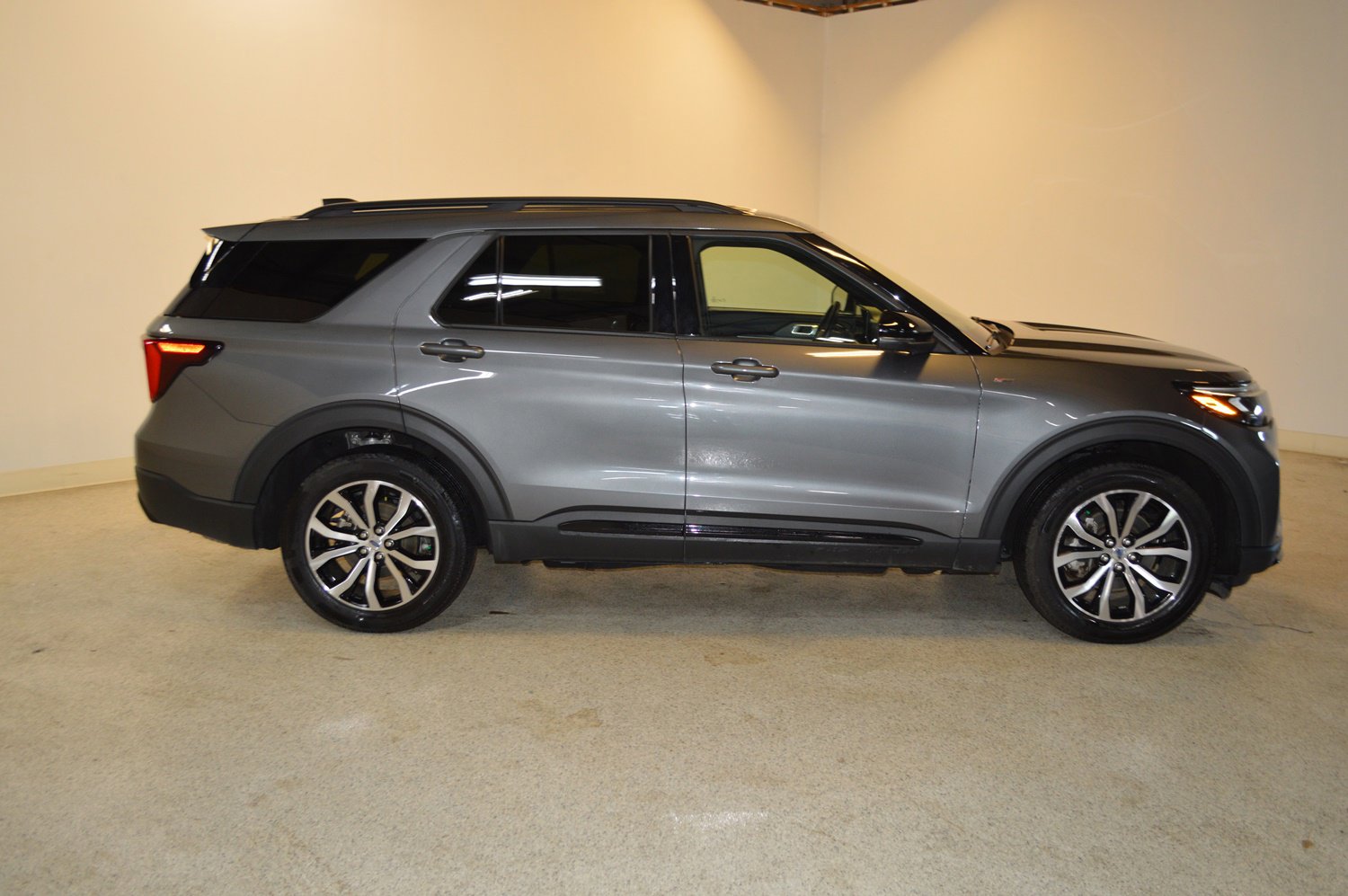 Certified 2025 Ford Explorer ST-Line image 2