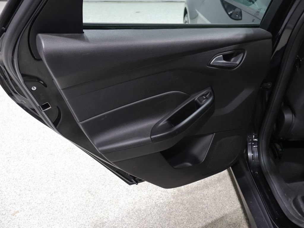 Used 2014 Ford Focus SE w/ SE Winter Package FWD image 17