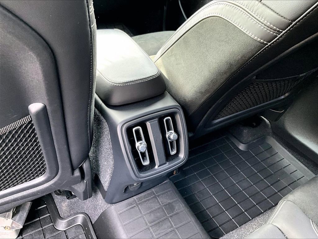 Used 2021 Volvo XC40 T5 R-Design w/ Climate Package image 31