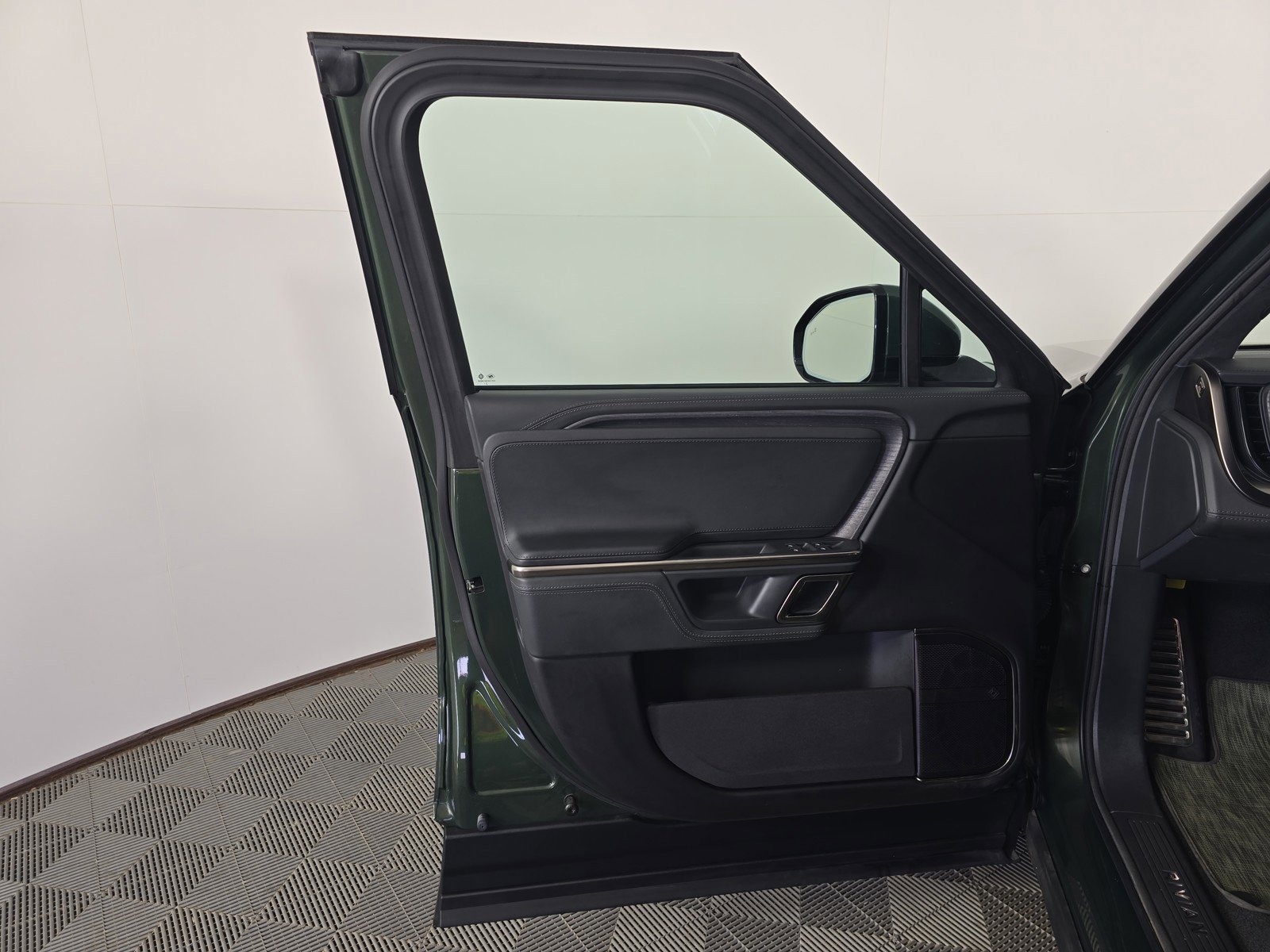 Used 2024 Rivian R1S Adventure AWD/4WD image 16