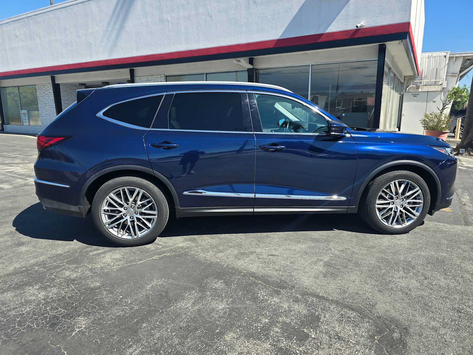 Used 2023 Acura MDX SH-AWD w/ Advance Package image 2