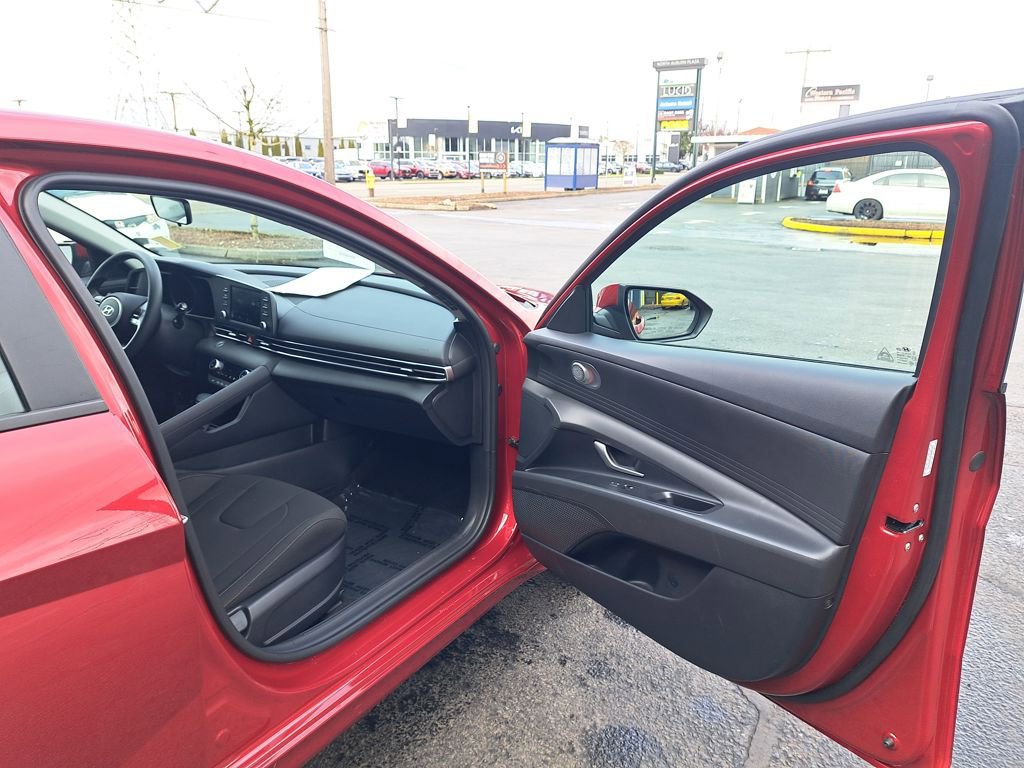 Used 2023 Hyundai Elantra Blue image 16