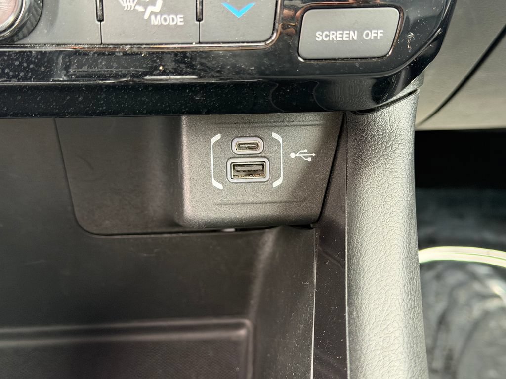 Used 2025 Jeep Compass Latitude w/ Sun & Sound Group AWD/4WD image 31