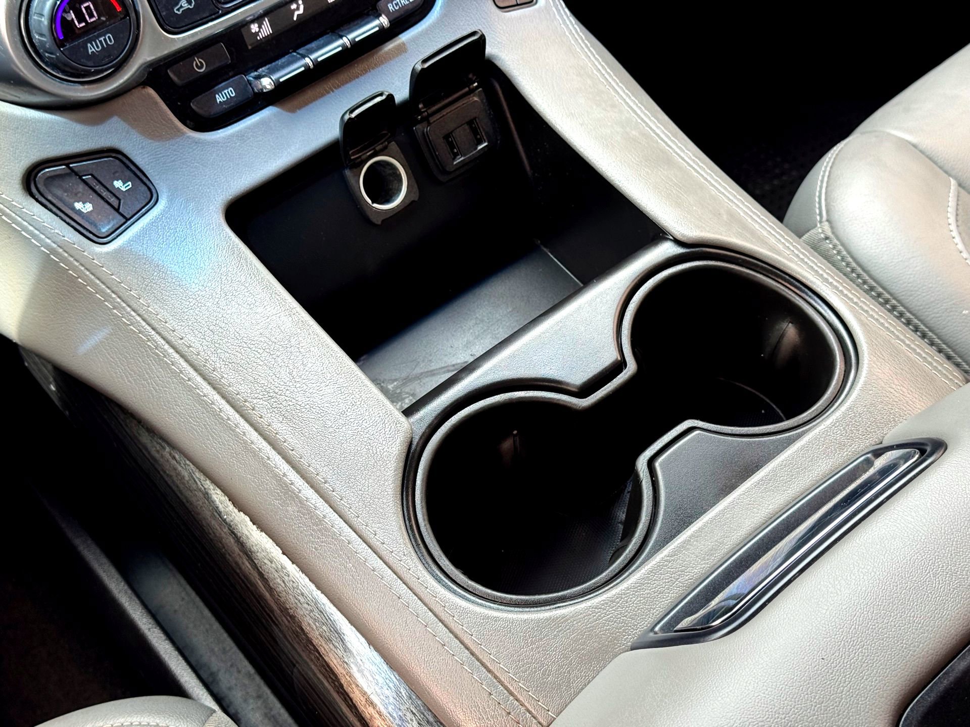 Used 2018 Chevrolet Suburban LT RWD image 28