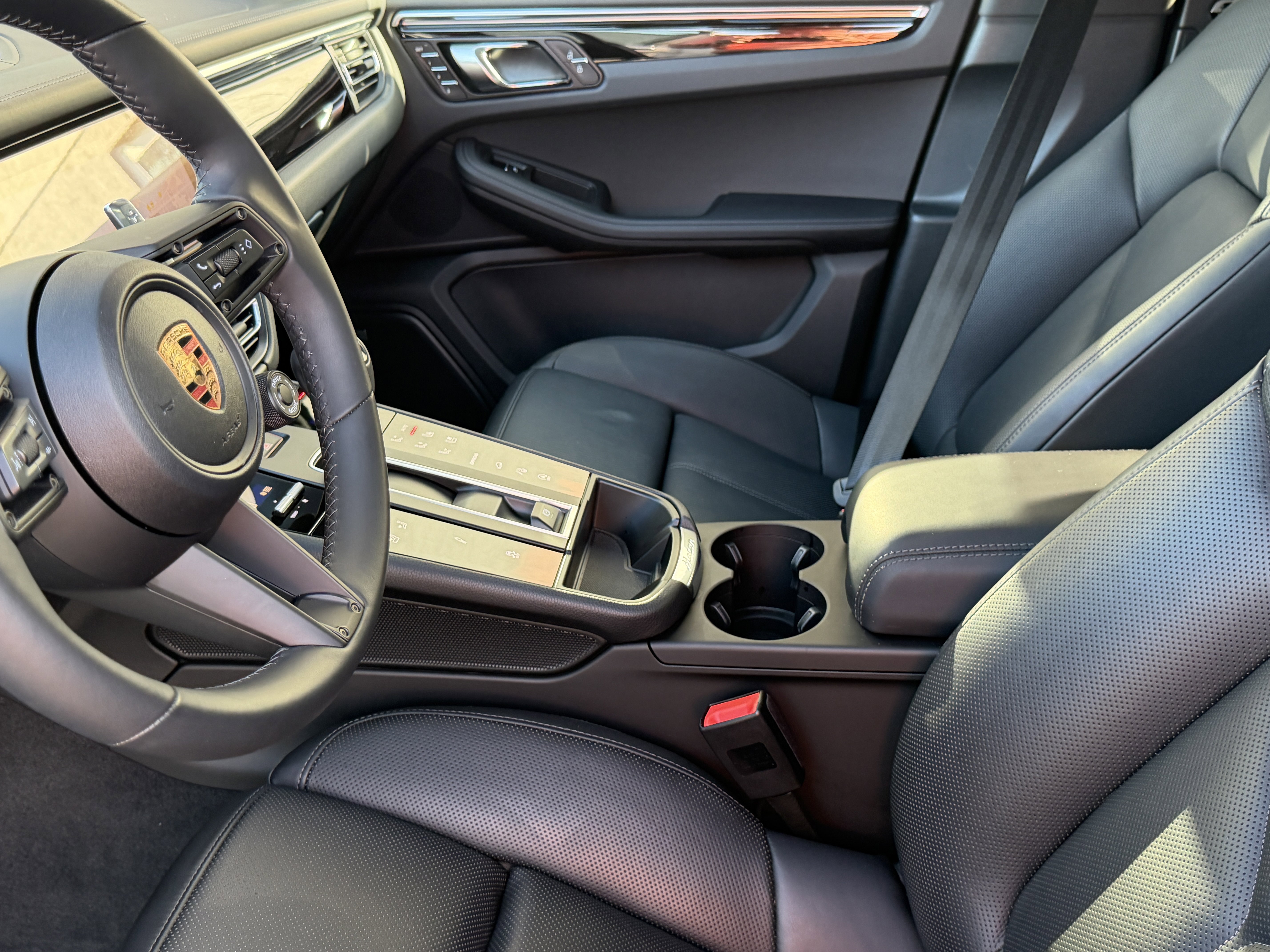 Certified 2025 Porsche Macan Turbo image 4