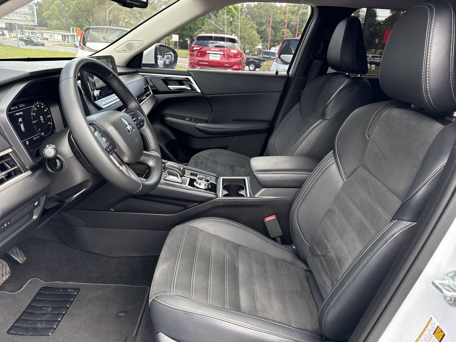 Used 2024 Mitsubishi Outlander SE Black Edition FWD image 9