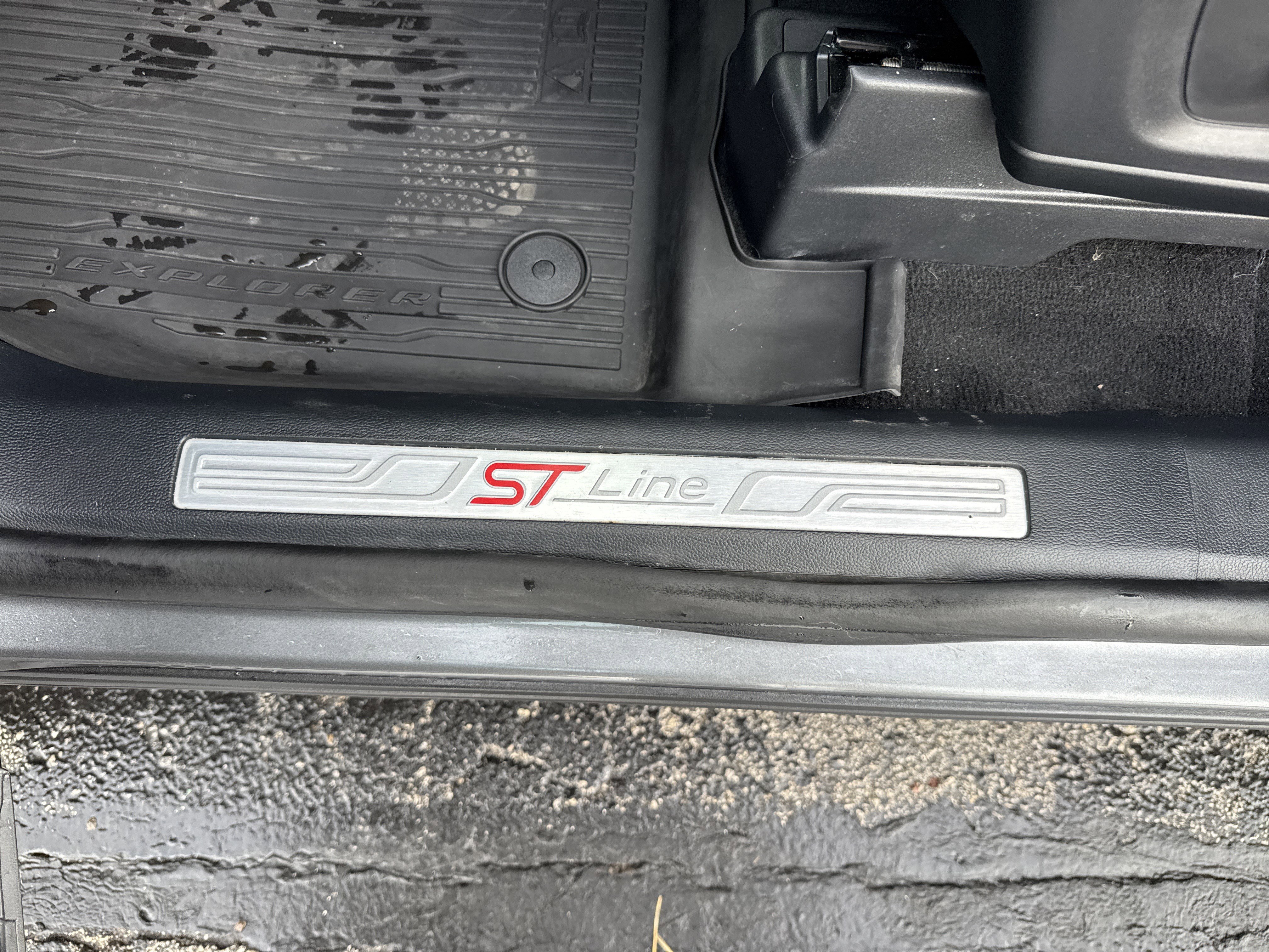 Used 2025 Ford Explorer ST-Line w/ ST-Line Street Pack image 22