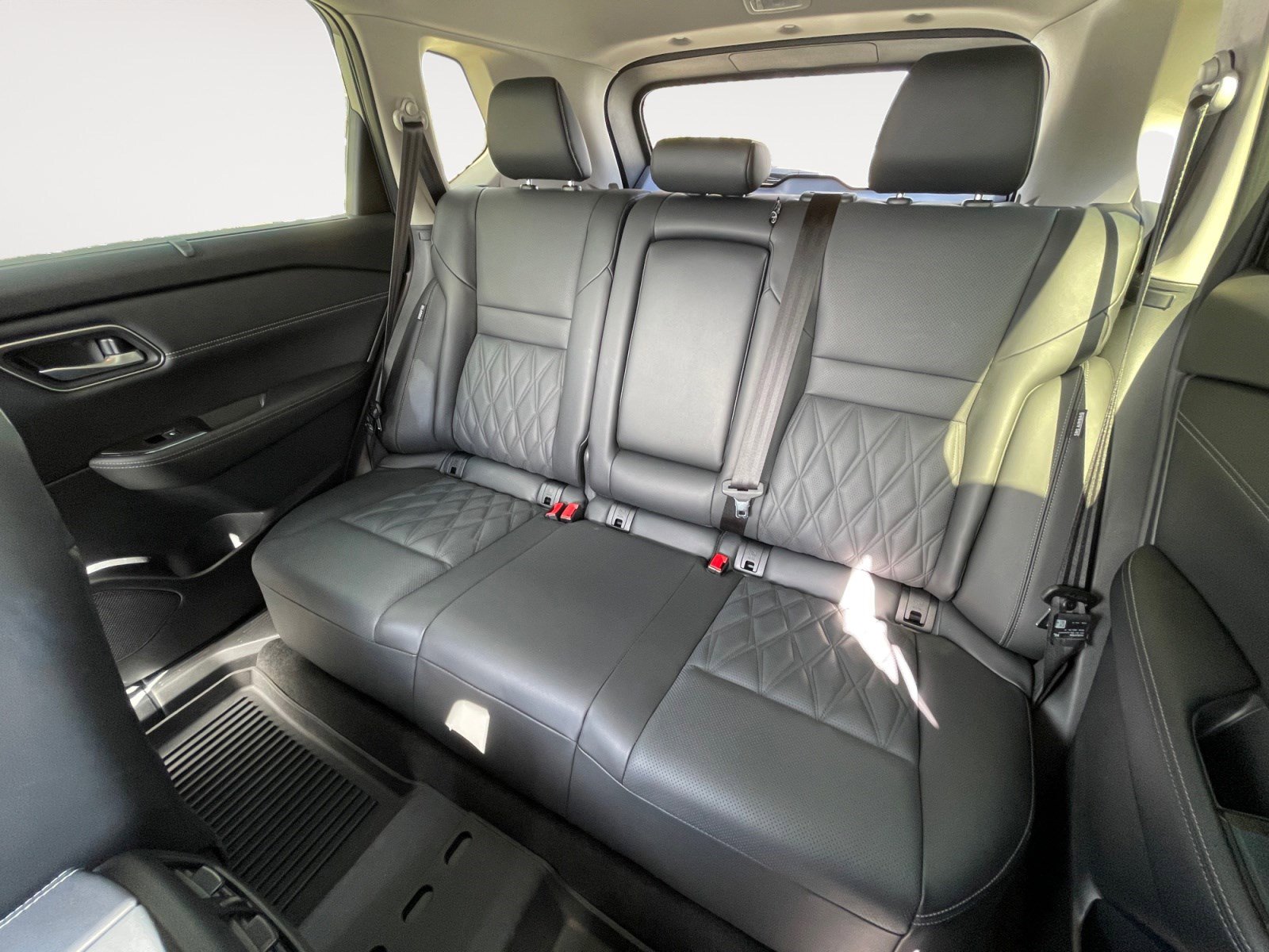 Used 2024 Nissan Rogue Platinum w/ Platinum Premium Package image 16