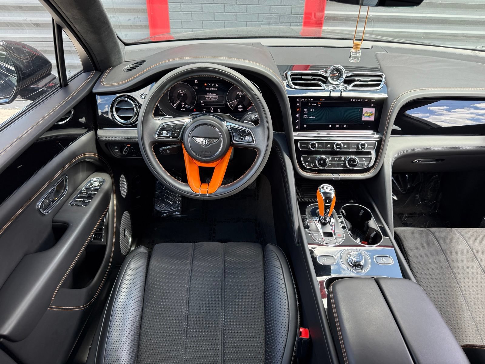 Used 2023 Bentley Bentayga AWD/4WD image 44