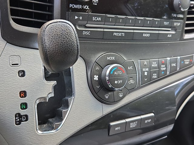 Used 2014 Toyota Sienna LE FWD image 12